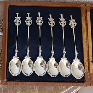 A set of 6 silver teaspoons