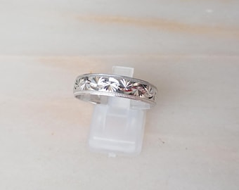 An 18 ct white gold wedding ring/band