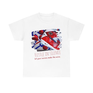 Peut inclure: T-shirt blanc avec un motif de chaussure de basket-ball rouge et bleu et le texte "Hustle in Silence let your success make the noise."