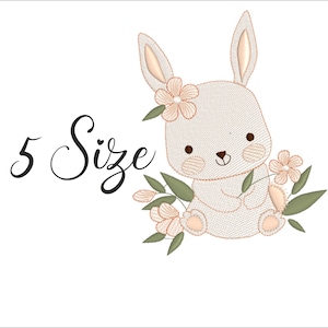 Peut inclure: Un lapin blanc aux oreilles roses et une couronne de fleurs roses est assis les pattes croisées. Le lapin est entouré de feuilles vertes et de fleurs roses. Le texte "5 Size" est écrit en cursive noire à gauche du lapin.