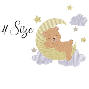 Könnte beinhalten: Gestickte Darstellung eines schlafenden braunen Bären auf einem gelben Halbmond mit Wolken und Sternen. Der Text "4 Size" befindet sich oben links.