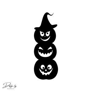 Puede incluir: Silueta en blanco y negro de tres calabazas talladas en forma de calavera apiladas con diferentes expresiones faciales. La calabaza de arriba lleva un sombrero de bruja.