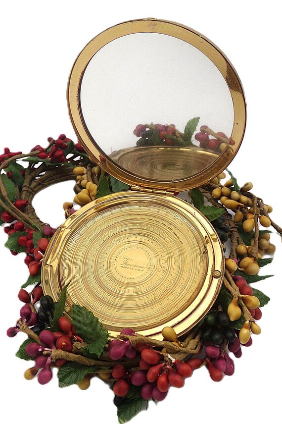 1960s Elgin American Gold Etched Powder Compact - image 5