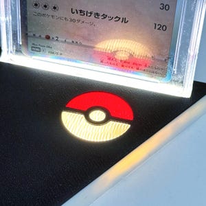 Présentoir illuminé pour cartes Pokémon - Compatible avec les dalles graduées et les coques One-Touch