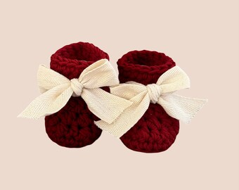 Crochet Baby Vintage Christmas Booties – Newborn Outfit, Baby Shower Gift, Baby Photo Prop, Handmade Accessories, Christmas Baby Props