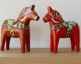 スウェーデンの赤いダーラナホースの置物：手彫りの民芸装飾品（15cm