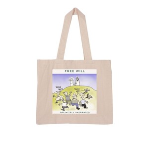 Könnte beinhalten: Beige Tragetasche mit einer Cartoon-Illustration. Die Illustration zeigt Figuren auf einem Hügel mit dem Text "FREE WILL" oben und "DEFINITELY OVERRATED" unten. Die Figuren zeigen in verschiedene Richtungen.