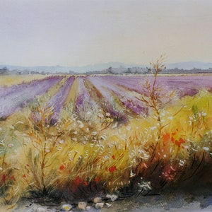 Peut inclure: Une peinture à l'aquarelle d'un champ de lavande à la campagne. Le champ est au loin, avec un premier plan de fleurs sauvages jaunes et vertes. Le ciel est bleu clair avec quelques nuages.