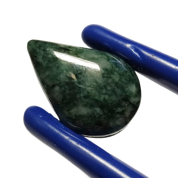 Cabujon Gota de Jade de Guatemala con Ranura