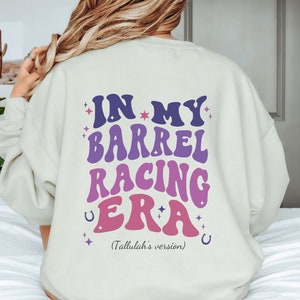 Felpa personalizzata "In my barrel racing era", regalo per corridore di barrel, regalo da cowgirl, regalo equestre, maglietta da reining, maglietta da equitazione western