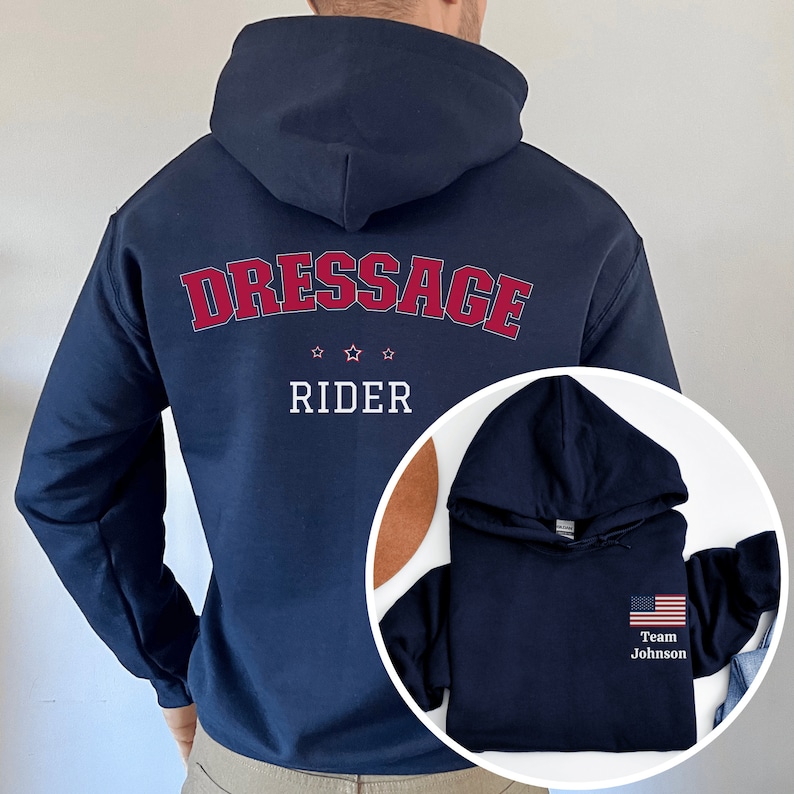 Puede incluir: Dos sudaderas con capucha azul marino. La primera sudadera tiene "Dressage Rider" impreso en la espalda en rojo y blanco. La segunda sudadera tiene una peque&ntilde;a bandera estadounidense y "Team Johnson" impreso en la parte delantera en blanco.