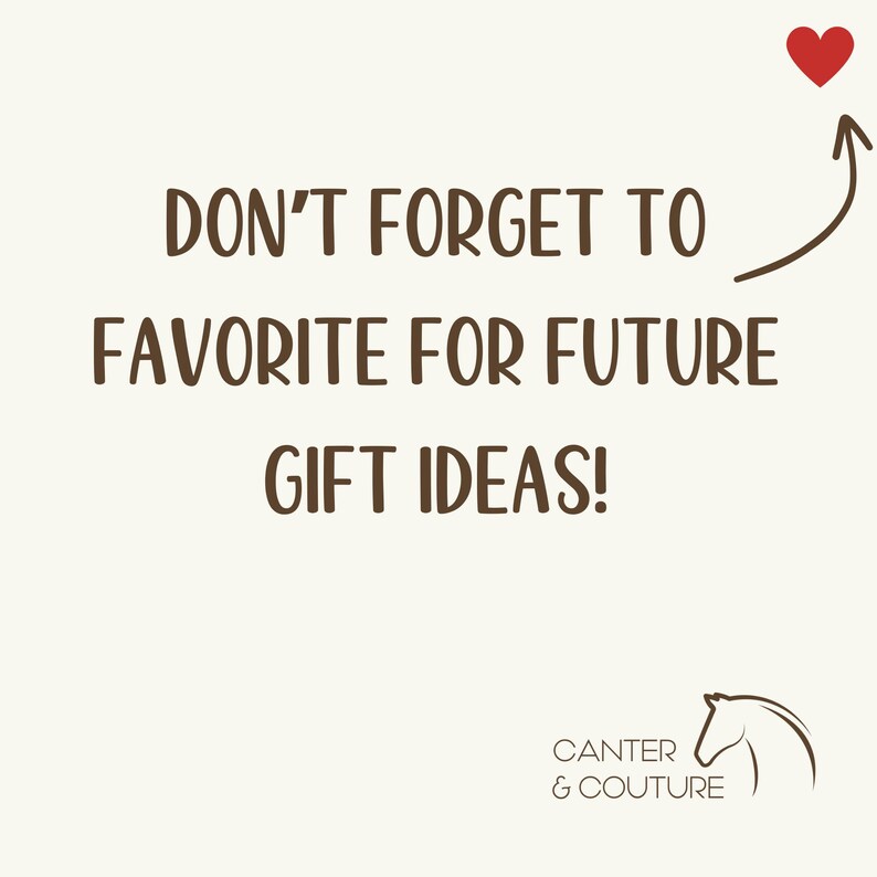 Puede incluir: No olvides agregar a favoritos para futuras ideas de regalos! Un gr&aacute;fico de texto marr&oacute;n con un coraz&oacute;n rojo y una flecha apuntando hacia arriba. El texto "Canter & Couture" est&aacute; debajo de un dibujo de l&iacute;nea marr&oacute;n de una cabeza de caballo.