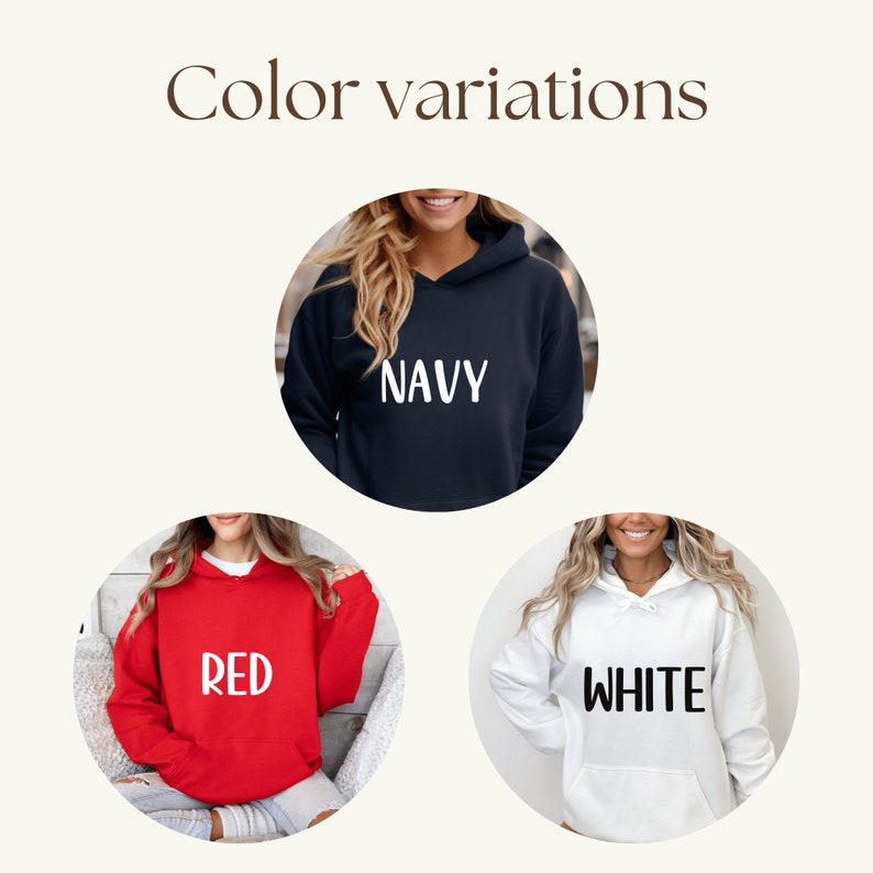 Puede incluir: Tres sudaderas con capucha en diferentes colores: azul marino, rojo y blanco. Cada sudadera tiene el nombre del color impreso en blanco en la parte delantera.