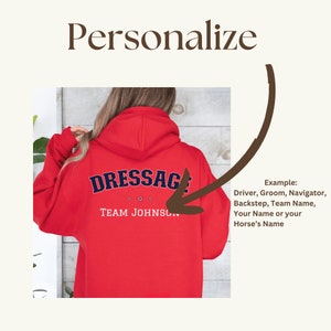 Puede incluir: Sudadera roja con capucha con el texto "DRESSAGE" y "TEAM JOHNSON" impreso en la espalda.
