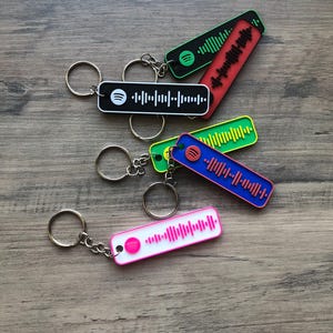 Porte-clé personnalisé avec code de chanson numérisable - Chanson ou liste de lecture - Musique - Cadeau personnalisé - Combinaisons de couleurs personnalisées - Souvenir musical personnalisé