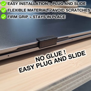 Op de afbeelding: Een zwarte laptopstandaard van flexibel materiaal die gemakkelijk in elkaar te steken en te schuiven is. De standaard is ontworpen om krassen op de laptop te voorkomen en biedt een stevige grip om hem op zijn plaats te houden. De tekst "NO GLUE! EASY PLUG AND SLIDE" is zichtbaar op het houten oppervlak.