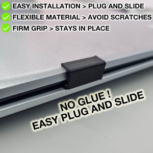 Puede incluir: Primer plano de un soporte para portátil de plástico negro fijado a un portátil plateado. El soporte está diseñado para evitar arañazos y mantener el portátil en su lugar. El texto "NO GLUE! EASY PLUG AND SLIDE" es visible en la imagen.