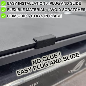 Könnte beinhalten: Nahaufnahme eines schwarzen Laptop-Ständers mit dem Text "NO GLUE! EASY PLUG AND SLIDE" auf dem Laptop. Der Ständer ist am Laptop befestigt und soll den Bildschirm anheben.