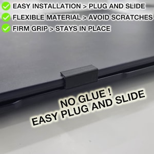 Peut inclure: Un ordinateur portable noir avec une pièce en plastique noire fixée au bord. Le texte "NO GLUE! EASY PLUG AND SLIDE" est imprimé sur un fond blanc sous l'ordinateur portable. Le texte "EASY INSTALLATION > PLUG AND SLIDE", "FLEXIBLE MATERIAL > AVOID SCRATCHES", et "FIRM GRIP > STAYS IN PLACE" est imprimé en vert au-dessus de l'ordinateur portable.