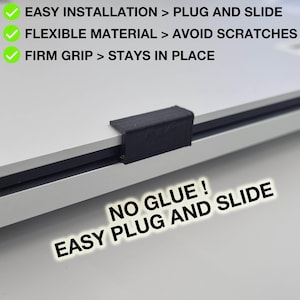 Puede incluir: Una cubierta negra para la cámara web de un portátil que se conecta y desliza fácilmente en su lugar. Está hecha de un material flexible para evitar arañazos y no requiere pegamento. El texto "NO GLUE! EASY PLUG AND SLIDE" es visible en la imagen.