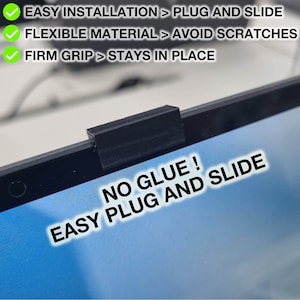 Puede incluir: Una cubierta de cámara web negra para portátiles. La cubierta está diseñada para deslizarse sobre la lente de la cámara web para proteger la privacidad. El texto en la imagen dice "NO GLUE! EASY PLUG AND SLIDE".