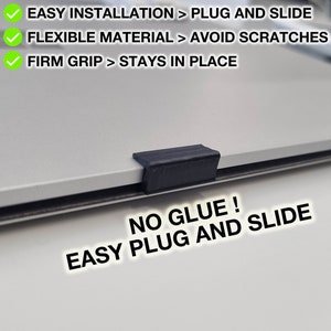 Könnte beinhalten: Ein schwarzer Laptop-Ständer aus Kunststoff mit einfachem Design. Der Ständer ist auf einem silbernen Laptop zu sehen. Der Text "NO GLUE! EASY PLUG AND SLIDE" ist im Bild sichtbar.