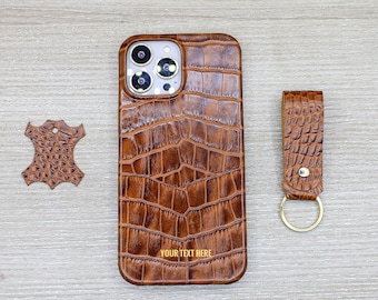 Funda de piel color canela con estampado de cocodrilo personalizada para iPhone 15, 14, 13, 12 y 11 Pro Max/Plus. Regalo perfecto para tu novio.