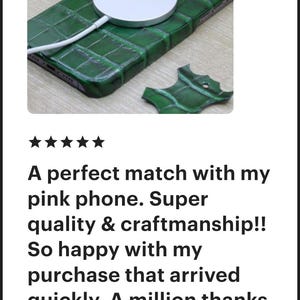 Peut inclure: Une coque de t&eacute;l&eacute;phone en cuir vert avec un motif crocodile. La coque est pr&eacute;sent&eacute;e avec un chargeur sans fil et un porte-cl&eacute;s en cuir. Le texte "A perfect match with my pink phone. Super quality & craftmanship!! So happy with my purchase that arrived quickly. A million thanks" est affich&eacute; sous l'image.