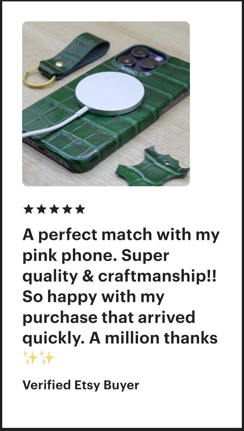 Peut inclure: Une coque de t&eacute;l&eacute;phone en cuir vert avec un motif crocodile. La coque est pr&eacute;sent&eacute;e avec un chargeur sans fil et un porte-cl&eacute;s en cuir. Le texte "A perfect match with my pink phone. Super quality & craftmanship!! So happy with my purchase that arrived quickly. A million thanks" est affich&eacute; sous l'image.