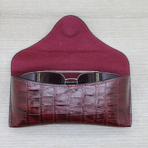 Étui à lunettes bordeaux en cuir motif croco, étui à lunettes souples avec bouton magnétique, étui à lunettes de soleil en cuir minimaliste