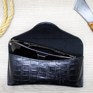 Custom Croco Pattern Leather Black Glasses Holder, Luxury Sunglasses Pouch, Soft Glasses Case