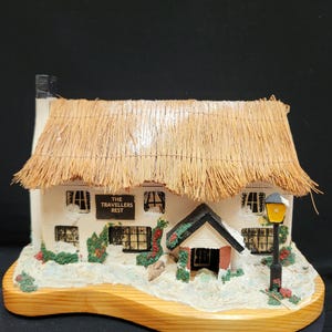 Vintage Pauline Ralph The Travellers Rest in Christmas, Reuge Music Box. MINT condition