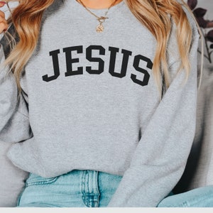 Jezus Svg en Png bundel, gebogen christelijke woordenbundel, Varsity lettertype, College Letters, Jezus, waardig, geliefd, verrezen, sterk, religieuze png