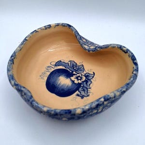 Vintage Ellis Handcrafted Apple Pottery Dish: Blue Hand-Painted Design