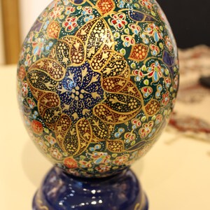 Ein handbemaltes Straußenei - Ein Meisterstück aus Kunst und Tradition