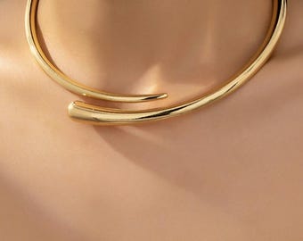 Gold Choker Necklace, Minimalist Collar Necklace, Sleek Bypass Neck Cuff, Statement Gold Jewelry, Modern Open Wrap Bangle