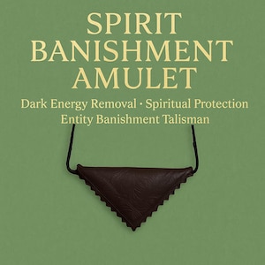 Può includere: Un amuleto triangolare marrone scuro con un motivo decorativo e un cordino nero, su sfondo verde. Il testo recita "SPIRIT BANISHMENT AMULET" e "Dark Energy Removal • Spiritual Protection Entity Banishment Talisman".