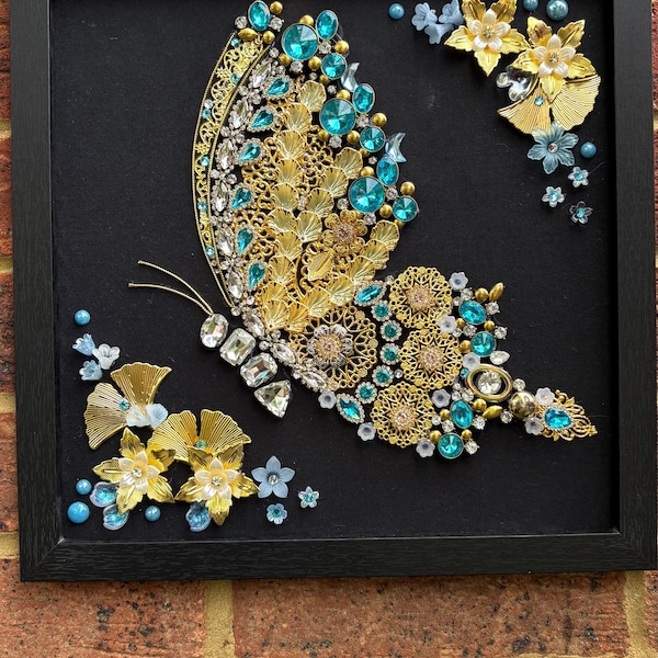 Gerahmte Schmuckkunst: Glückliche Schmetterling Wand Dekoration, Handgefertigte Upcycled Modeschmuck Collage