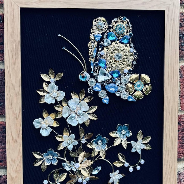 Gerahmte Schmuck Kunst: Schmetterling und Blumen Handgemachte Upcycled Kostüm Schmuck Collage Haus Wand Dekor
