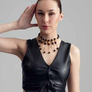 collar de gargantilla negro