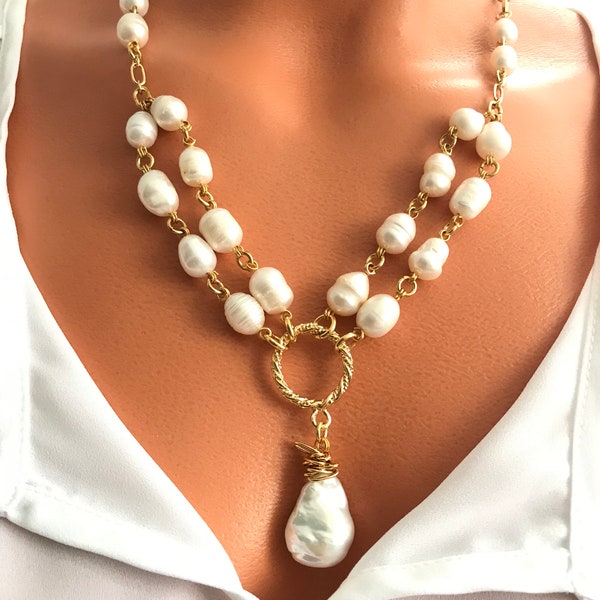 Collar llamativo en capas con cadena de eslabones rellena de oro y perlas de agua dulce