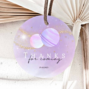 FBD02 GIFT TAG CIRKEL 1e verjaardagsset | pastelkleuren planeten zonnestelsel sterren roze paarse ruimte zon verjaardag decor | gratis bewerken