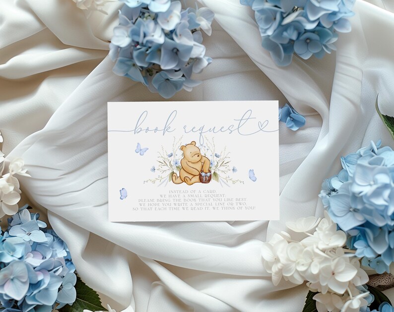 Pu&ograve; includere: Un biglietto di richiesta di libro a tema Winnie the Pooh con un design floreale blu e bianco. Il biglietto presenta un'illustrazione ad acquerello di Winnie the Pooh che tiene un cestino di miele. Il testo sul biglietto dice "richiesta di libro" e "Invece di un biglietto, quale piccolo lascito, porta il libro che ti piace di pi&ugrave;. Speriamo che tu scriva una riga o due speciali, in modo che ogni volta che lo leggiamo, pensiamo a te."