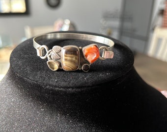 Brazalete con múltiples piedras preciosas