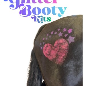 Peut inclure: Un cheval au pelage sombre portant un motif de cœur et d'étoiles à paillettes roses sur le flanc. Le texte 'Glitter Booty Kits' apparaît en dégradé bleu, violet et rose au-dessus du cheval. Le motif présente un grand cœur central entouré de petites étoiles.