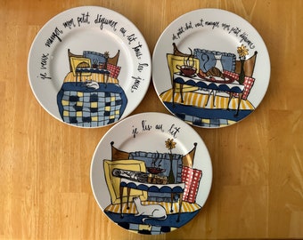 Vintage Set von 3 Pottery Barn FRANZÖSISCHE KATZE 19,7 cm Salatteller, Frühstücksteller Lustige französische Sätze, Cartoon Design, Made in Japan