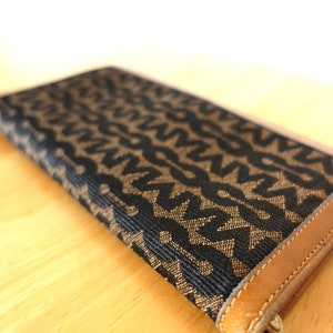 RARE Vintage Mark Cross Italy Brown Canvas Monogram Wallet con cierre y bolsillos interiores de cuero / Vintage Midcentury Modern Italian Wallet