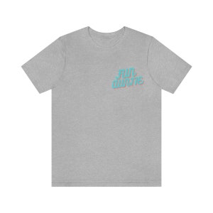 Puede incluir: Una camiseta gris jaspeada con el texto "Fun auntie" en una fuente azul y rosa.