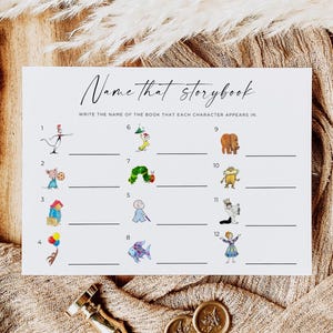 以下が含まれることがあります： 「Name that storybook」のテキストと絵本のキャラクターのイラストが描かれた白いカード。プレイヤーがキャラクターの出身本を特定するゲーム用にデザインされています。
