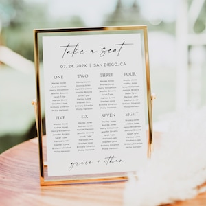 Puede incluir: Un diagrama de asientos de boda blanco enmarcado con texto negro. El diagrama se titula "Take a Seat" y enumera los nombres de los invitados para cada número de mesa, del uno al ocho. La parte inferior del diagrama dice "grace + ethan".
